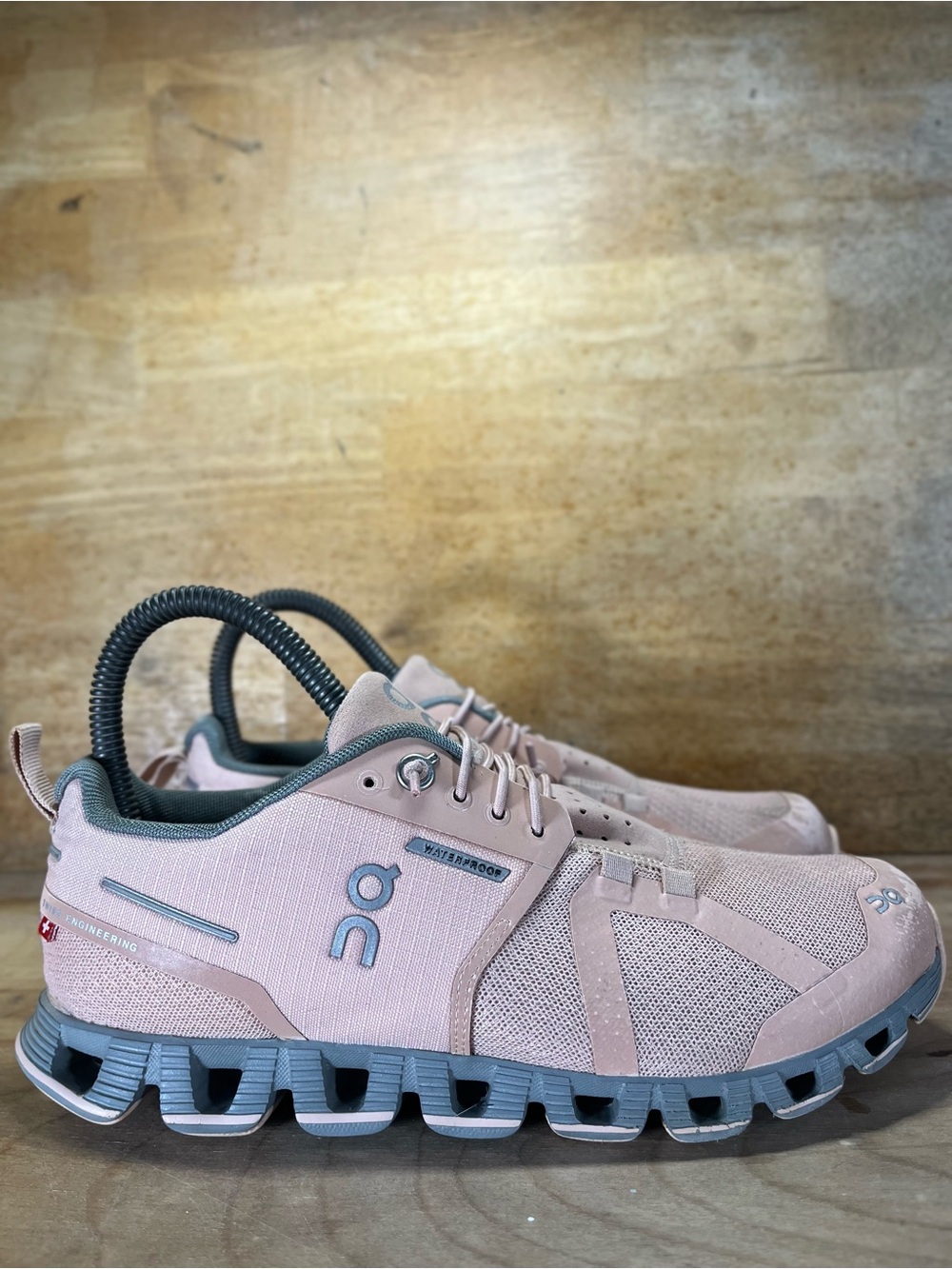 On Cloud WATERPROOF REFLECTIVE Womens Size 5.5 Running Shoes Sneakers Rose Lunar